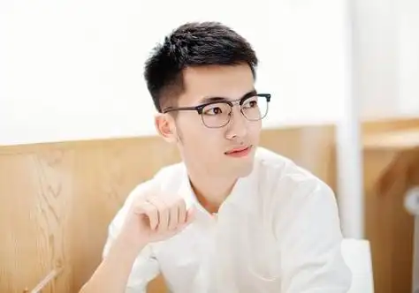 男生渐变式偏分短发发型发际线头发从一边梳到了另一边,发型的整体