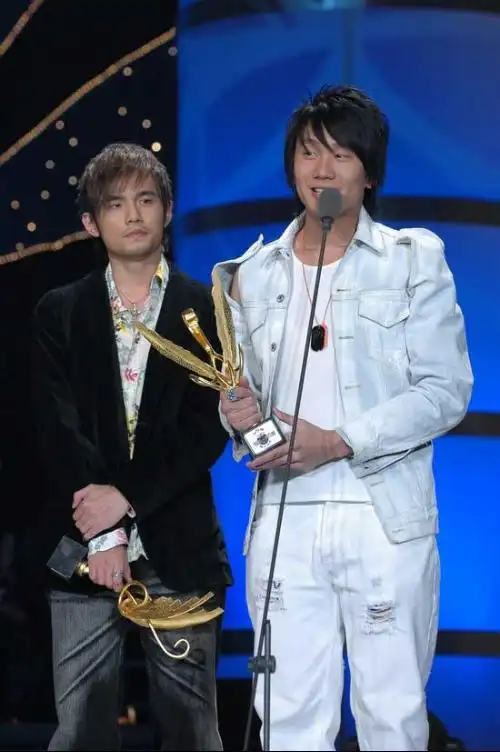 周杰伦和林俊杰合影