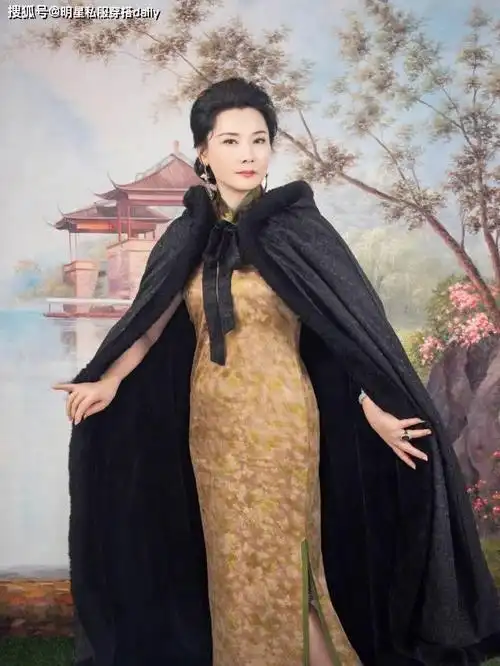 60岁金鸡影后何赛飞云鬓蓬松3套旗袍韵味十足值得中年女人借鉴