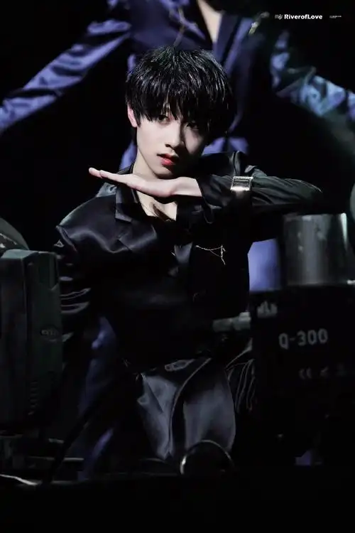 朱志鑫[超话]#9620200111  love shot-exo  @tf家族-朱志鑫  .