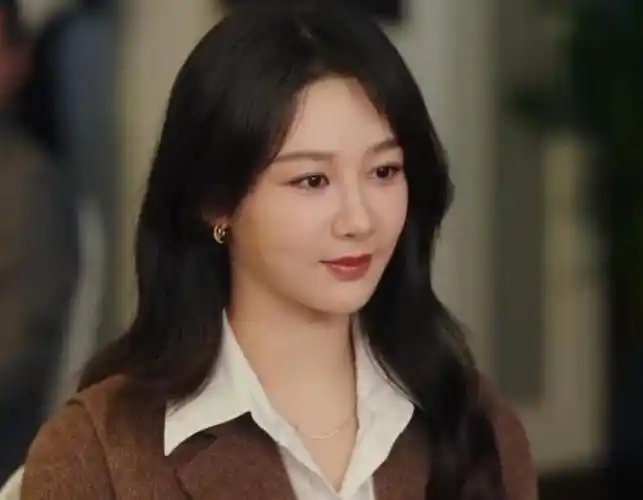 杨紫最新生图曝光头大身小面部僵硬充气感过重似网红