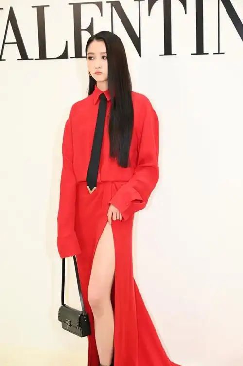 最近,关晓彤在一次活动上穿着一条高开叉的红裙子,引起了广泛的关注和