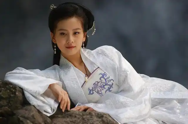 白衣古装仙气飘,她的出现刘亦菲"一姐"地位不保!_刘诗诗