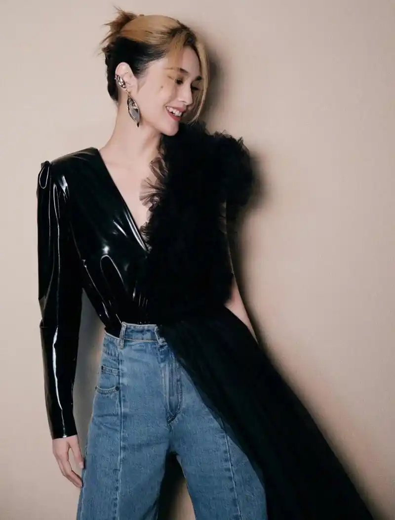 杨丞琳南昌演唱会造型,好酷的发型和耳夹  我去看了杨丞琳在南昌的