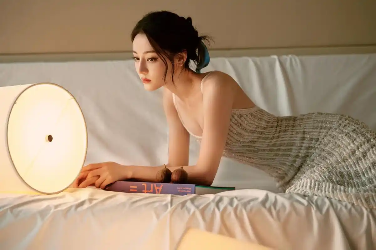 迪丽热巴银色礼服:光芒惊艳全场 迪丽热巴身穿银色礼服亮相某活动现场