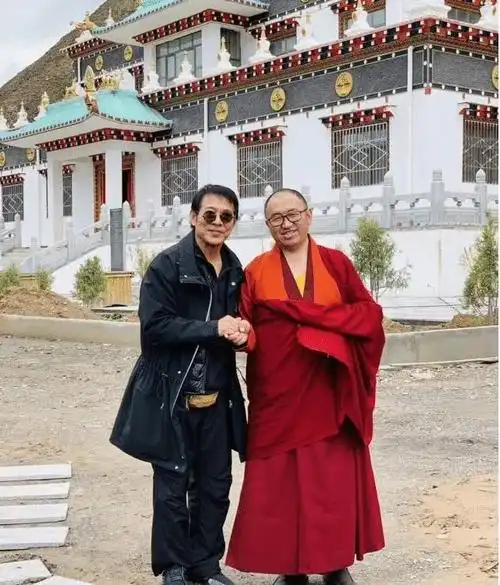 56岁李连杰虔诚学佛已放弃肉身形象,头发油腻衣服破旧现身寺庙朝拜,一