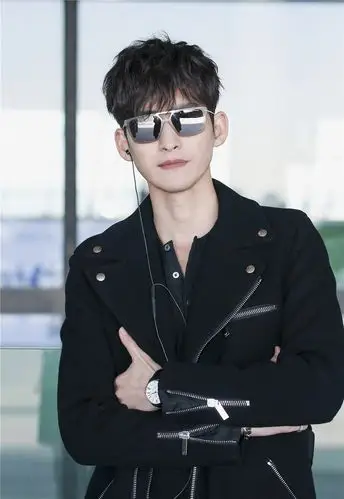 原创35岁张翰新造型解析!小波浪发型 摇滚大衣,让你轻松帅成20岁