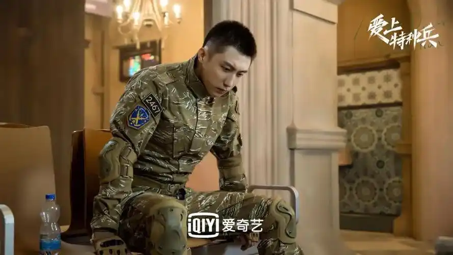 "黄景瑜扛造"上热搜!寸头特种兵肌肉身材,这胸肌好像又大了