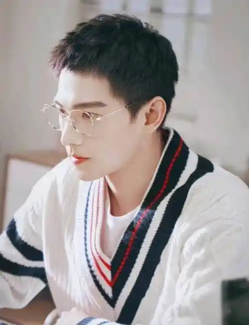 杨洋八月份的最后一条微博,晒出黑框素颜自拍,皮肤状态超好,不愧是杨