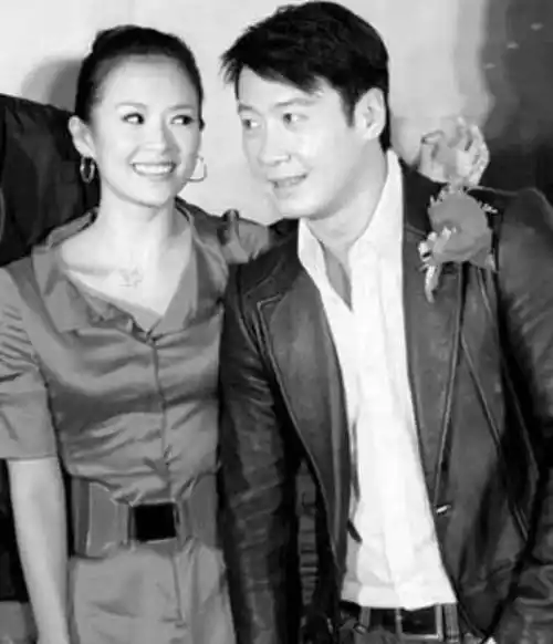 有不少人说李嘉欣看黎明的眼神很深情,曾经绝对爱过黎明!