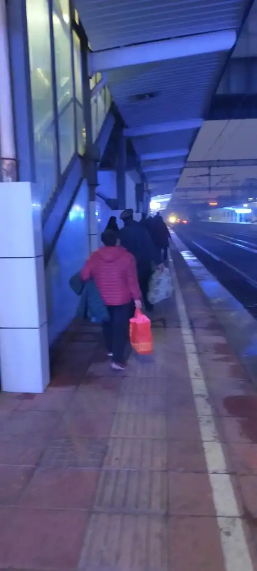 目送她们的背影,一抹暖意油然而升.