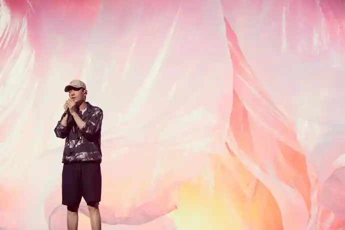 朱一龙青春芒果夜彩排花絮照曝光 深情演唱的歌手拢龙让人心跳加速!