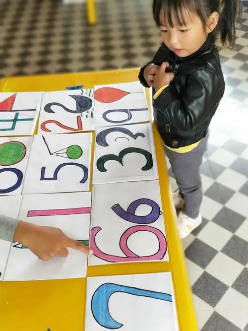 我会读,我会认,我们今天在认识数字宝宝哦