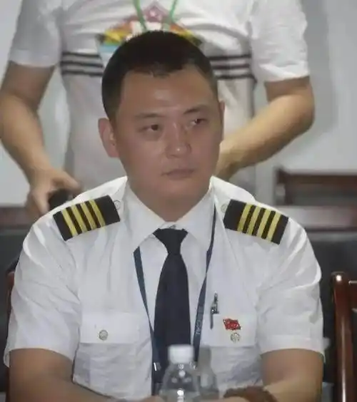 原创黑匣子录音曝光还原惊险时刻瞬间破防中国机长刘传健道出实情