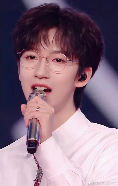 贺峻霖2023东方卫视跨年