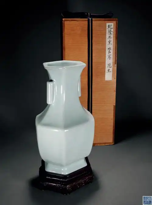 仿汝釉六方贯耳瓶