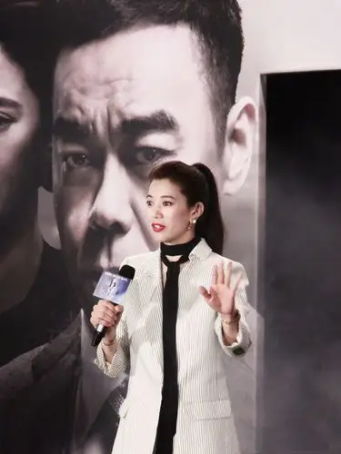 袁咏仪又现大红唇,搭丝巾更惊艳,换回高马尾穿竖条纹装太美了