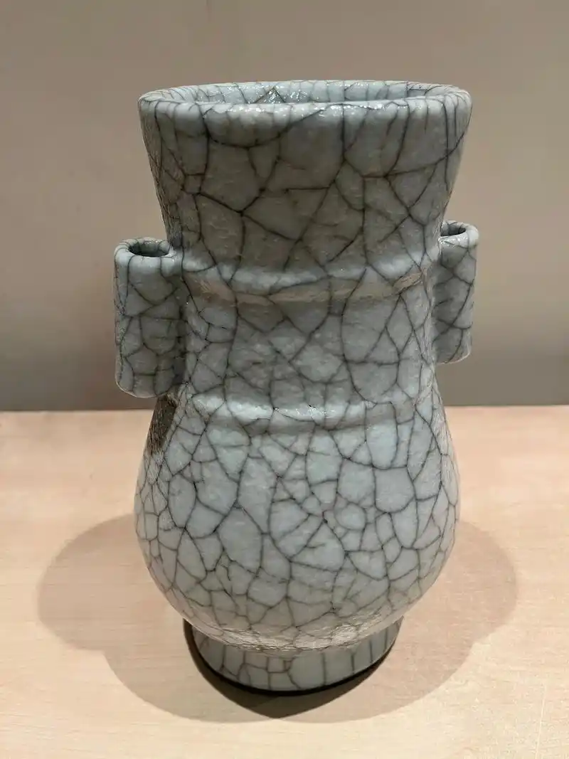 大宋官窑月白釉贯耳瓶 - 抖音