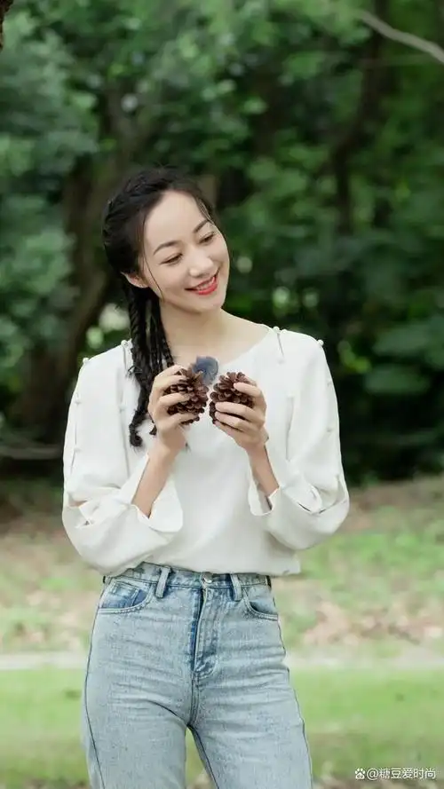 演员韩雪身穿"真丝衬衫  牛仔裤",仿若邻家女孩般清雅脱俗