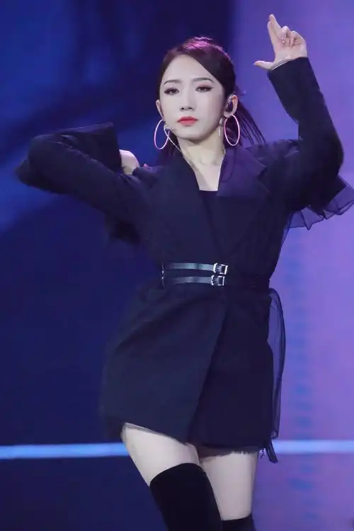 孟美岐活力四射性感舞蹈,带你感受不一样的体验