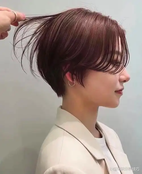 在寒冷的冬天,一款甜美的短发发型不仅可以增添你的俏皮可爱气质,还能
