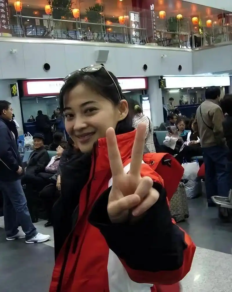 47岁梅婷素颜晒生活照,穿紧身裤打扮普通,对镜头凹造型十分俏皮