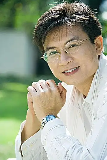 中年_男人_戴着_眼镜_头像_图片素材