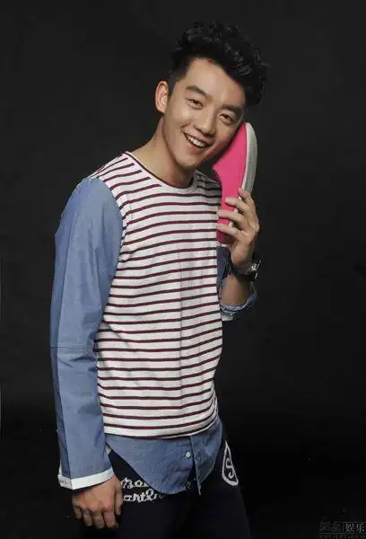 求郑恺的图片啊 .