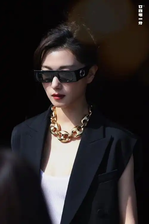 万茜穿平底鞋的身材比例