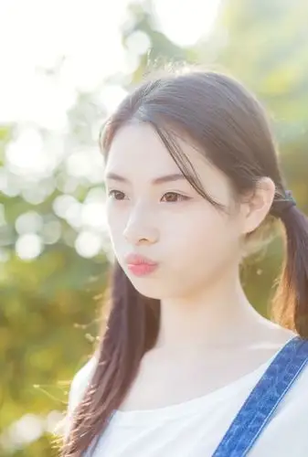 双马尾辫牛仔背带衣女孩嘟嘴卖萌清纯美女图片
