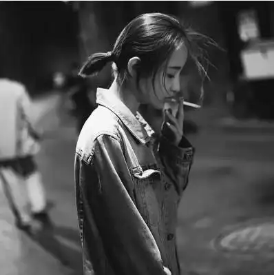 抖音手里拿着香烟头像大全_wishdown.com