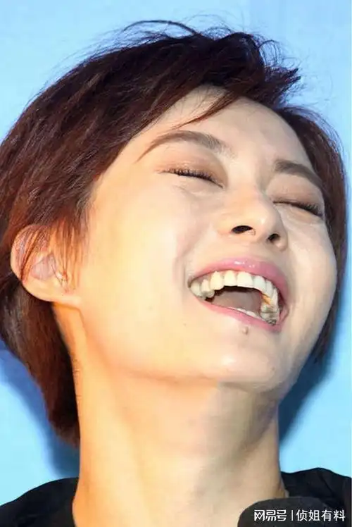 孙俪各活动现场近距离直拍穿搭还行就是有点牙齿黄鼻孔脏