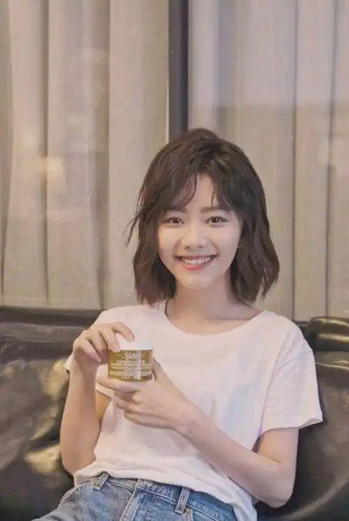 谭松韵是男生的萝莉型女友,穿搭少女感十足,28岁秒变18岁少女_发型