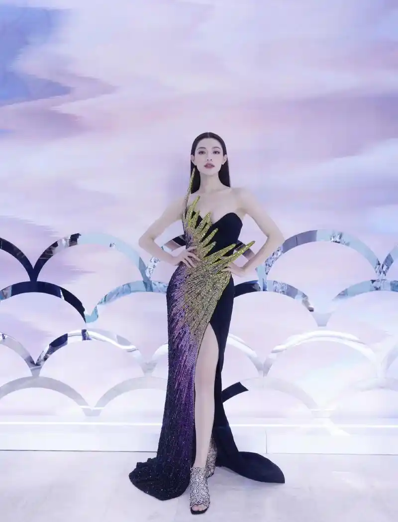 钟楚曦出席活动的状态也太绝了,一袭黑色高开叉抹胸裙,优雅性感,又美