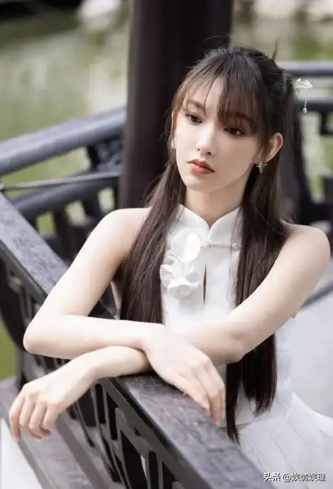 人间芭比程潇因身材丰满傲人被称奶潇碾压疯马秀lisa