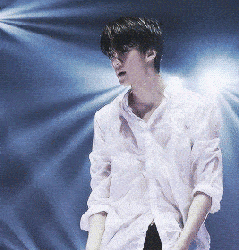 明星吴世勋舞台表演型男gif动图_动态图_表情包下载_soogif