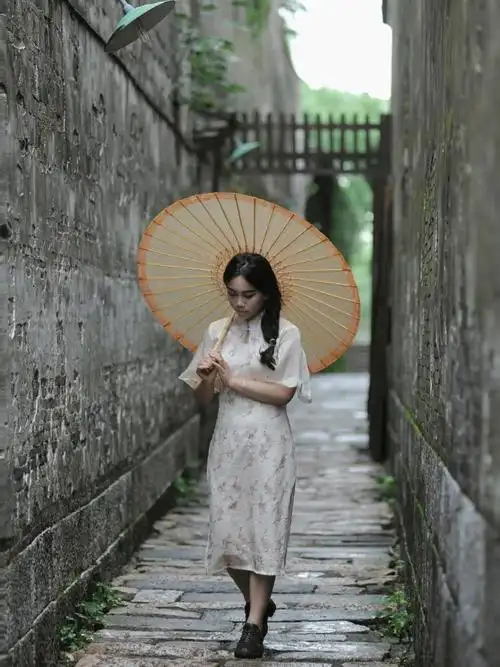 撑着油纸伞走过那雨巷