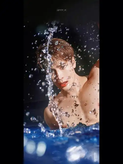 王嘉尔这泳池大片绝了啊啊啊啊啊