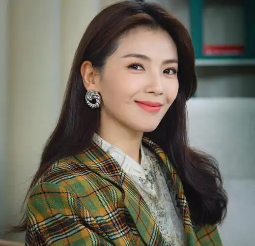 满脸浓妆艳抹,忍了刘亦菲和关晓彤,看到章子怡不禁喷饭满案