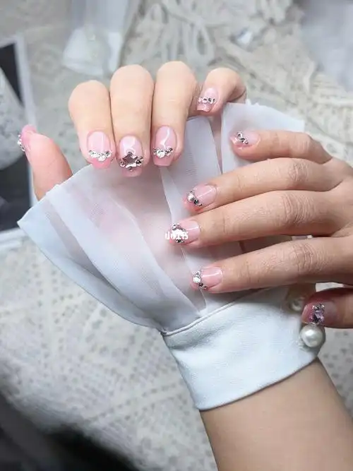 渐变美甲搭配满钻给你的指甲戴上戒指