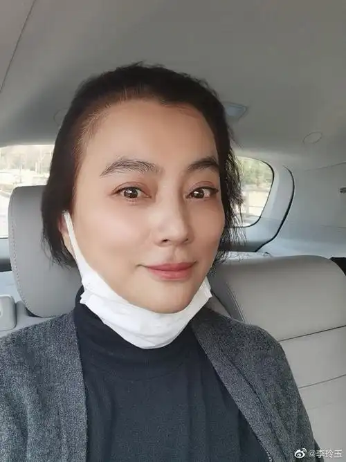 近日,李玲玉在微博晒出一组自拍照,57岁的李玲玉素颜出镜,留着齐肩