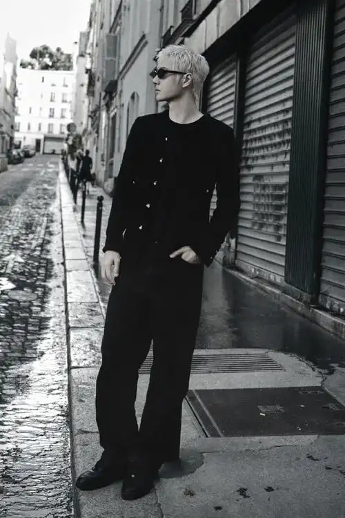 王一博白金狼尾街拍##王一博巴黎时装周##王一博 香奈儿