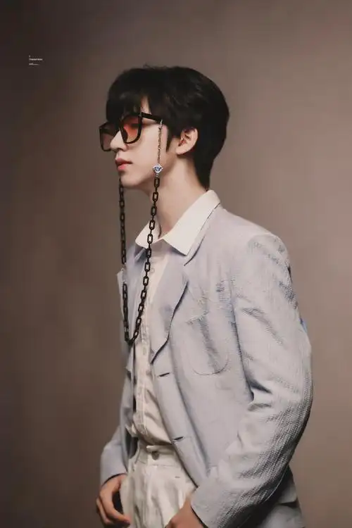 贺峻霖金丝眼镜造型好苏