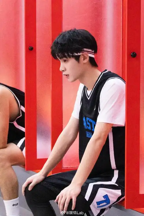 黄明昊横篮总决赛#  @jjjustin0219篮球场90酷飒运动照96帅气学长