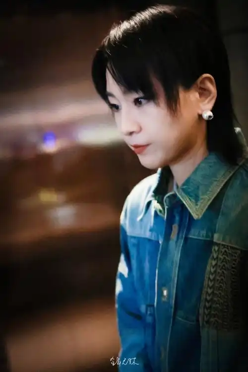 周笔畅超话#魔方新世界##周笔畅魔方新世界#    乖乖扣手手  @周笔畅