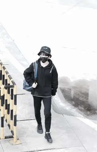 [tfboys][新闻]170914 易烊千玺丽江飞北京出发 黑卫衣渔夫帽大佬气质