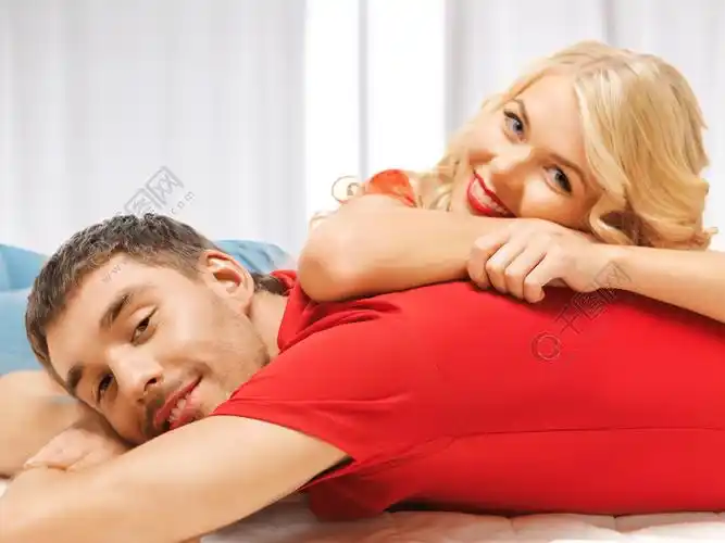 明亮的图片幸福的夫妇躺在家里专注于男人