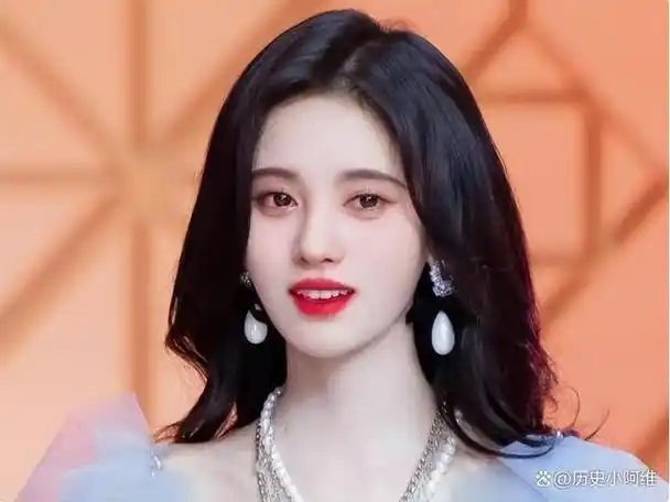 看了当红明星"判若两人"的旧照,才发现资本"造星"力量的强大