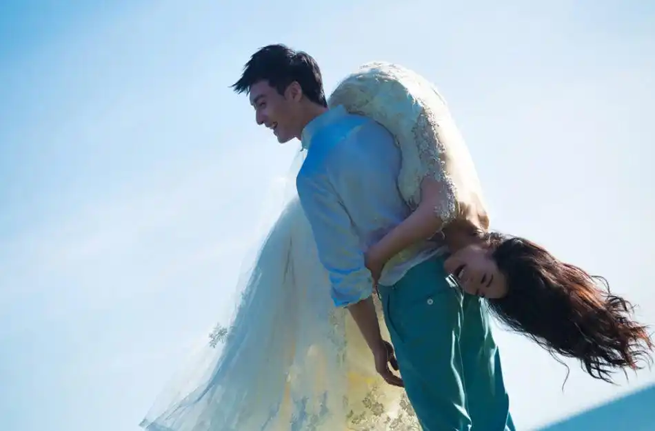 何建泽陶昕然婚纱照曝光 高难度倒立花式亲吻