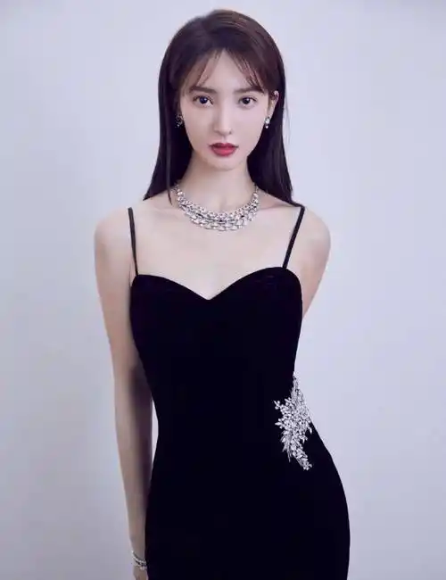 金晨电影发布会穿抹身材皮裙,这身材没谁了,帅气不失时尚妩媚_黑色